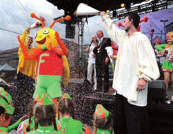 5 Maskot floristických soutěží už má své jméno EUROPA CUP 2011 má vlastní známku Křest známky za účasti autorky Vlasty Matoušové (uprostřed).