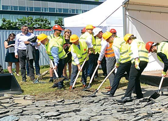 Ještě před prvním kopnutím chystali pracovníci firmy Hochtief CZ mezi ulicemi Na Strži a Jankovská u stanice metra C Pankrác zařízení staveniště.