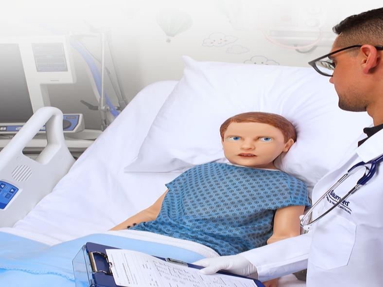 Simulátor pětiletého dítěte S figurínou lze cvičit pomocí reálných pacientských monitorů a senzorů. Např.