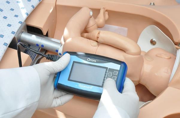 Po nasazení pádel do kontaktů (sternum, apex) na hrudníku figuríny lze reálným defibrilátorem s defibrilačními elektrodami přiloženými na tato