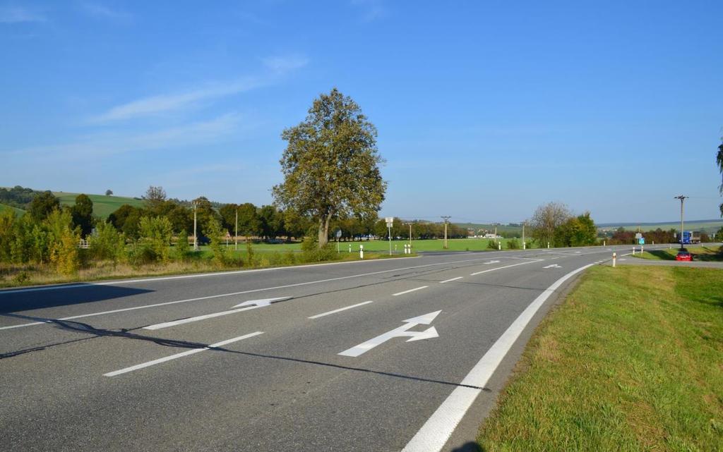 komunikací 47. Nájezd do křižovatky je z účelové komunikace upraven pomocí vodorovného dopravního značení. Rychlost na hlavní komunikaci je zde omezena na 70 km/h.