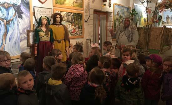 Obnova a péče o zeleň ve škole a okolí, ekologický kroužek, účast v celostátní akci Ukliďme Česko a další aktivity, které probíhají v rámci výuky i mimo ni.