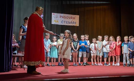STRANA 7 ŠKOLY A ŠKOLKY RYBÁŘSKÁ PREMIÉRA PRO STOVKU DĚTÍ Dne 31. 5. 2019 se více než 100 dětí zúčastnilo rybářské exkurze.