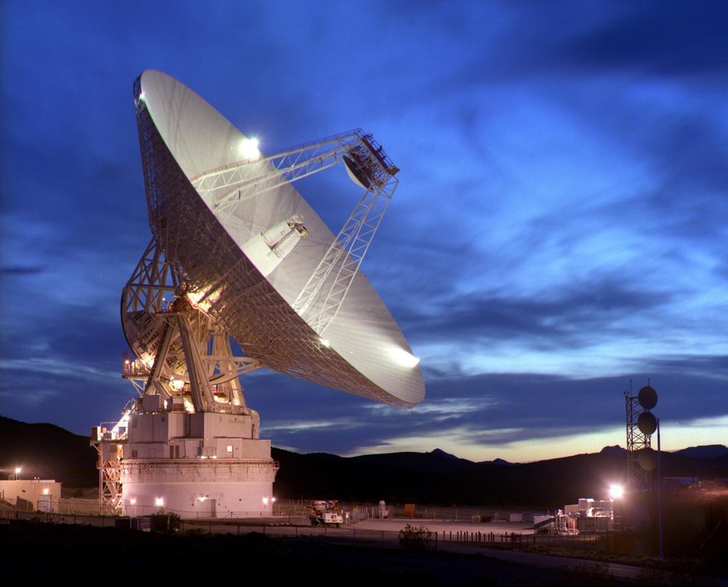 Mars nebo meteority mají odlišné izotopové složení); obě tělesa tedy musí mít (alespoň částečně) původ ve stejné oblasti sluneční soustavy.