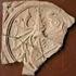 KACHLE. Komorový řádkový kachel s heraldickým motivem Konec 15.-první pol. 16.století Čelní vyhřívací stěna 190x195mm, hl.
